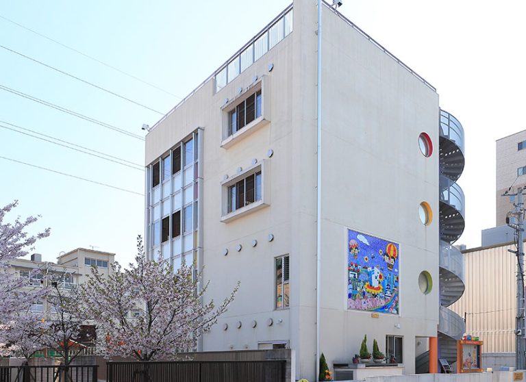 成育児童センターの外観