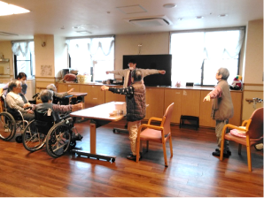 リハビリ教室を楽しむお年寄り