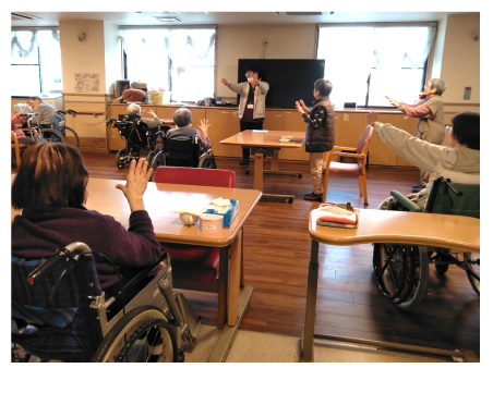 リハビリ教室を楽しむお年寄り