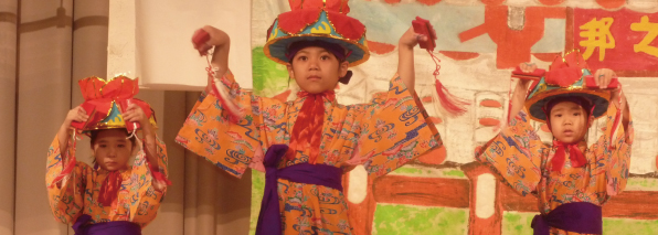発表会で沖縄の伝統の踊利を披露する園児