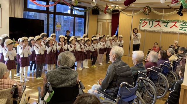 ひまわりの郷でクリスマスソングを披露!